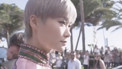 李宇春 - 李宇春亮相第70届戛纳国际电影节红毯 旗袍式拼接长裙 复古而摩登