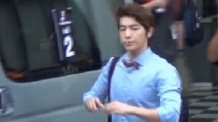 东海含着棒棒糖离开摄影棚