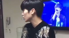 Bii毕书尽露手臂肌肉让记者验货