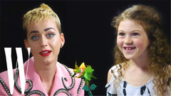 水果姐接受7岁小女孩的采访,两人都好萌!