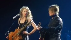 Taylor Swift - Taylor Swift and Johnny Rzeznik of the Goo Goo Dolls sing 'Iris'