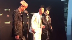 蔡一杰开衩窄裙踏6吋跟鞋