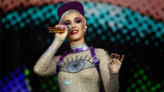 造型多变,水果姐Glastonbury音乐节全场