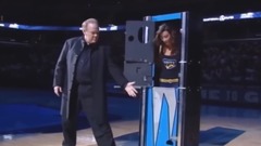 把美女分成三段的經典魔術揭秘