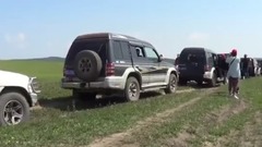 草原中行进的车队