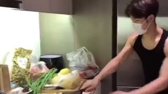 孝顺的王嘉尔为爸爸妈妈做饭