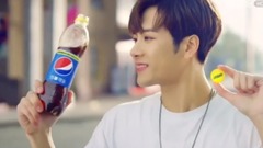 斜杠青年王嘉尔,玩转百事盖念店