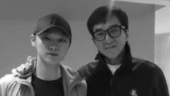 梁博与成龙合影称唯有感谢在心中