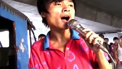 街头残疾人演唱 母亲这首歌