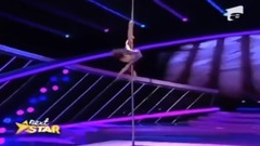 Emily Moskalenko, număr spectaculos de acrobație la bară