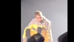 Justin Bieber - JustinBieber演唱Purpose时手不慎受伤