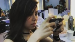 邓紫棋自拍玩游戏 证明自己还热血