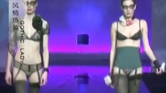 美女吊带T台走秀