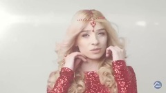 Лепестками роз