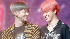 JIMIN(防弹少年团) - 讲话的两个人朴智旻&李泰民对视一笑