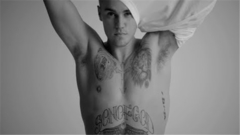 Justin Bieber - 尖叫声,比伯最新黑白写真预告短片!