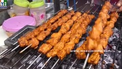 烧烤摊受欢迎的美味红黄粉腌制的鸡肉串