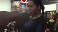 Сексапильная модель рвет ММА