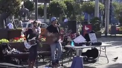 美国街头艺人深情演唱 旁边的流浪汉情侣跳起舞来