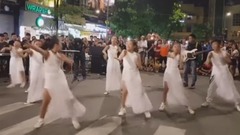 Cả Phố Đi Bộ thất thủ vì màn nhảy vũ điệu cồng chiêng của các thiên thần này