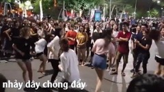 Cô gái chống đẩy vì nhảy dây trên Phố Đi Bộ