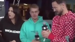 Justin Bieber - 贾抽抽卖萌:我额头上长了个痘!