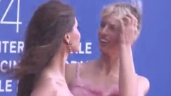 捷克超模卡罗莱娜-科库娃 身着粉色薄纱长裙出席在威尼斯电影节