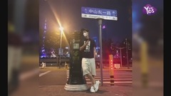 鹿晗 - 鹿晗又跑去找邮筒合影了 粉丝们又要开始找邮筒get同款