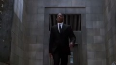 流氓劫持美女欲行不轨 没想到她却是宇宙大魔头