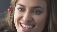 伊莲娜衣衫不整身 披头散发腮晕桃红