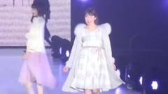 AKB48,NMB48 - [関コレ2017AW]NMB48吉田朱里&村瀬紗英ら,ランウェイに登場