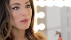 比基尼难遮爆炸身材 绿茵宝贝拍写真大片