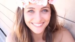 托万女友着衣清凉 甜美微笑尽享微风抚发