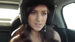 英超宝贝体验"车震"惊声尖叫 车抖胸前走光浑然不知