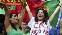 C罗女粉丝看台疯狂示爱 威尔士性感美女高冷范