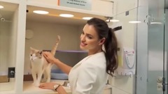 C罗被爆寻新欢?伊莲娜夜店与猛男贴身热舞