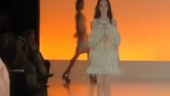 C罗女友巴西走秀 伊莲娜出席时装周