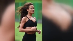 超模健身90度弯腰不惧尴尬 腹肌紧实身材热辣