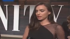 分手后依然是性感女神范儿!伊莲娜着黑丝裙参加奥斯