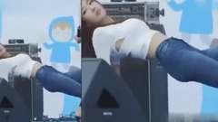 顺着屁股来回游走 开窗牛仔裤热舞一次撩到神经