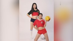 性感足球宝贝场下过招 上演热辣写真巅峰对决