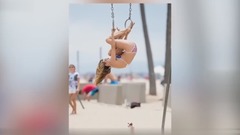 演员瑞秋湿身诱惑舔冰棍 化身体操达人样样精通