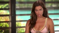 伊莲娜沙滩全裸嬉戏 极致性感双乳让人窒息