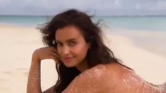 伊莲娜最新海边内衣秀 搔首弄姿化身深海人鱼