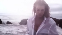 美利坚足球宝贝白衫湿身