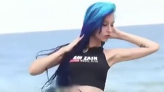 英超足球宝贝海边戏水 身材婀娜多姿纹身抢眼