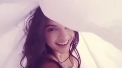 詹娜诠释真性感秒杀卡戴珊 手捂美胸半裸撩人