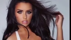 38F靠多吃蕉?意教母豪乳双峰插云白裙包不住