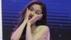 Angelababy薄纱白裙有仙气 搓脸斜眼变逗比