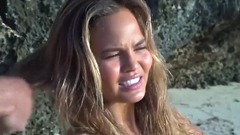 嫩模水中与海龟嬉戏 丰胸大长腿夺人眼球